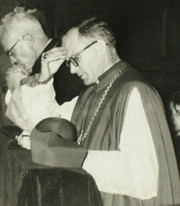 Biskup Karol Wojtyła wraz księdzem proboszczem Tadeuszem Kurowskim,  w kościele św. Floriana w Krakowie w 1961 r.